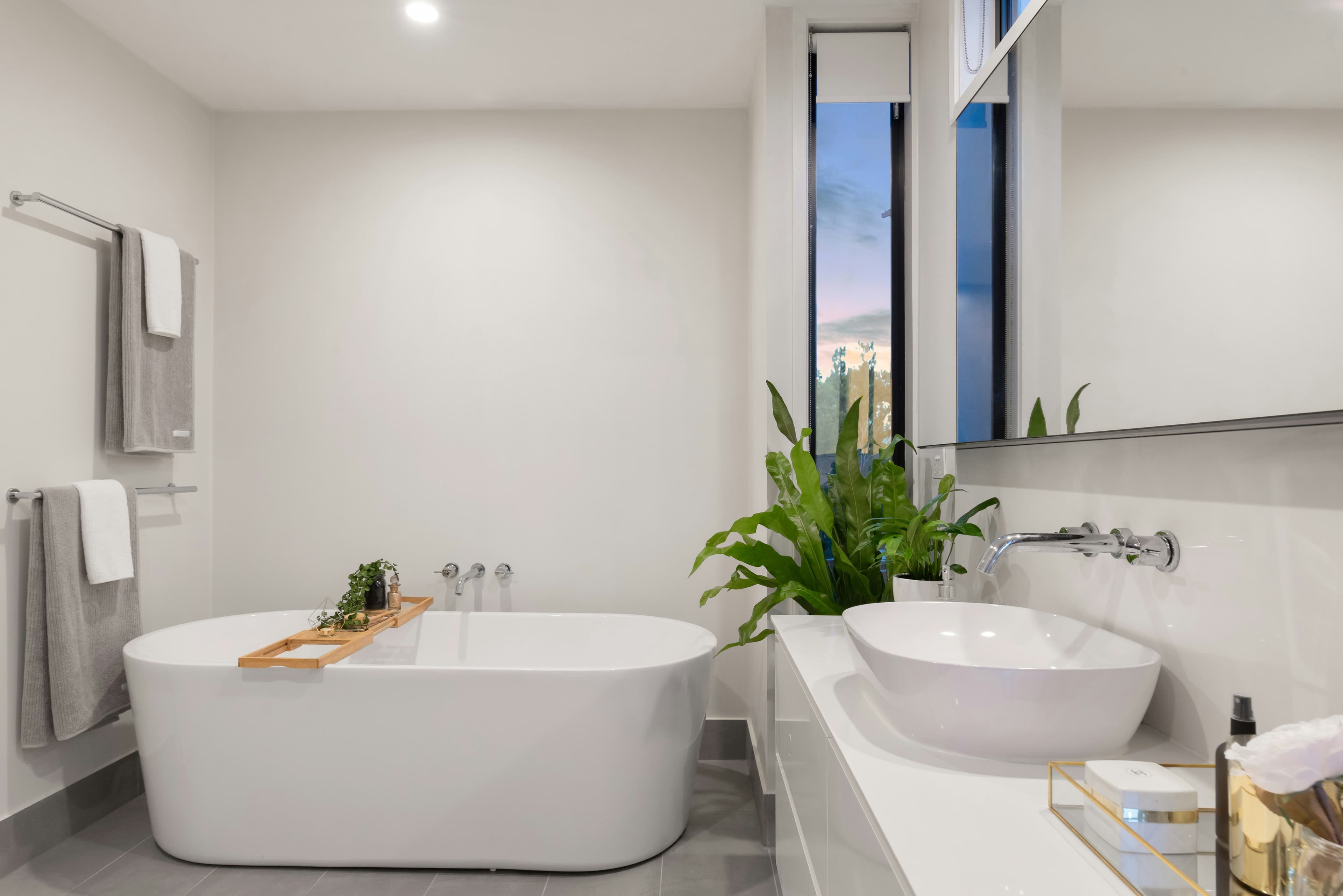 Baño moderno blanco con mampara